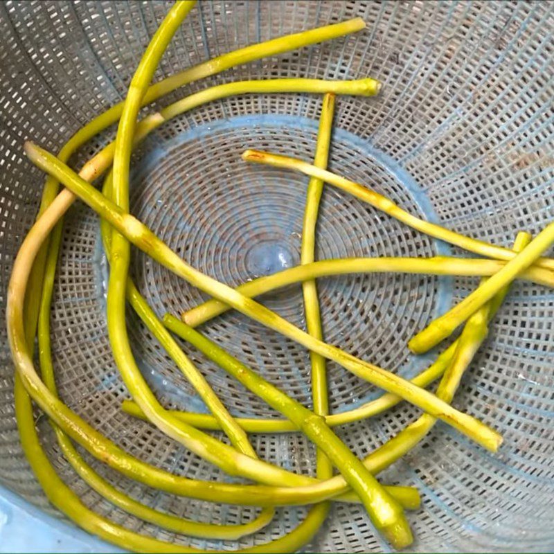 Step 1 Prepare the ingredients for garlic stir-fried water lily stems