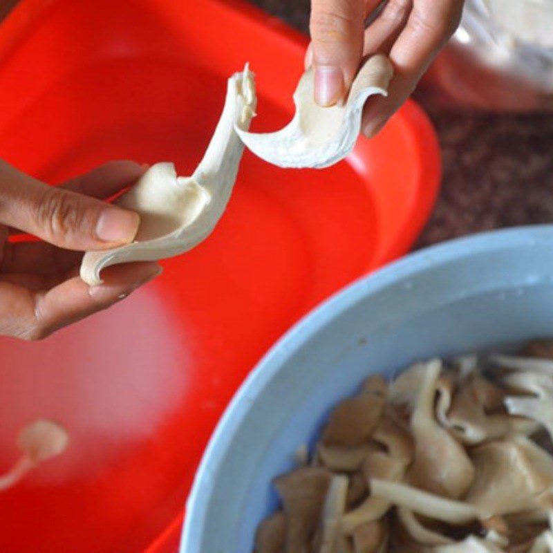 Step 1 Prepare the Ingredients for Lemongrass Steamed Oyster Mushrooms with Dipping Sauce