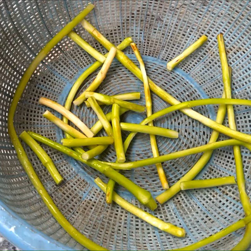 Step 1 Prepare the ingredients for garlic stir-fried water lily stems