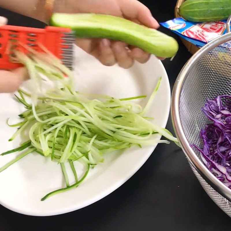 Step 1 Prepare the ingredients for crab stick sushi with cabbage