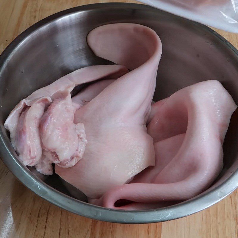 Step 1 Prepare the ingredients for Pork Ear Sausage