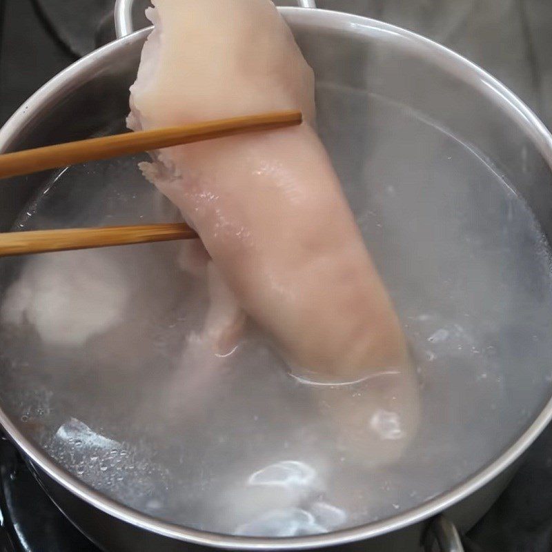 Step 1 Prepare the ingredients for Pork Ear Sausage