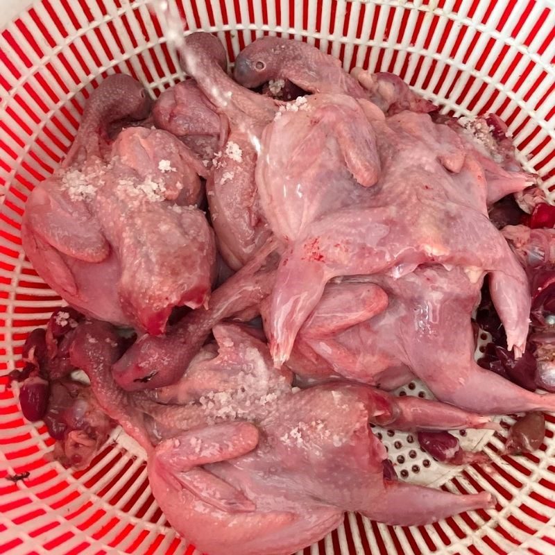 Step 1 Prepare ingredients for roasted quail with honey leaves