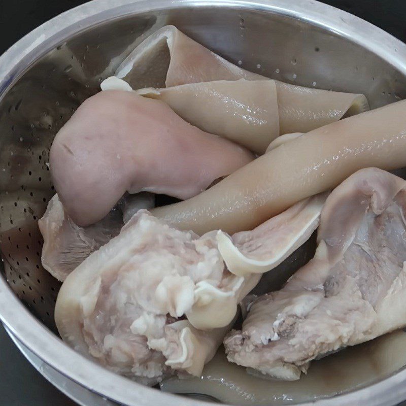 Step 1 Prepare the ingredients for Pork Ear Sausage