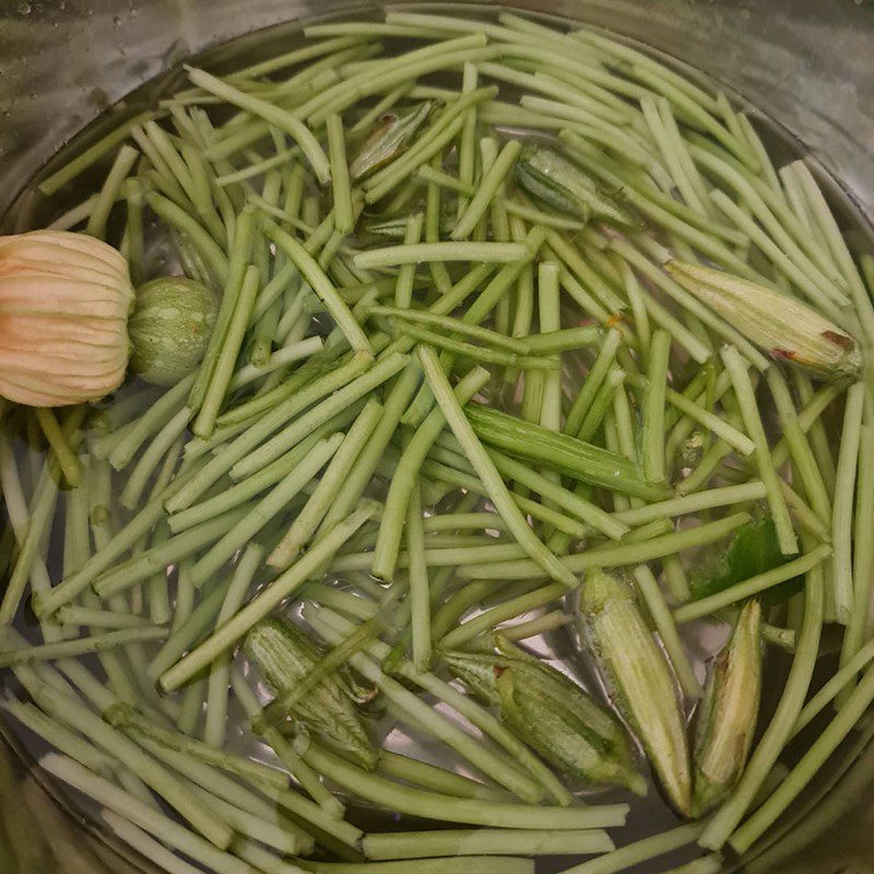 Step 1 Prepare the ingredients for Stir-fried Squash Blossoms with Garlic (Recipe shared by a user)