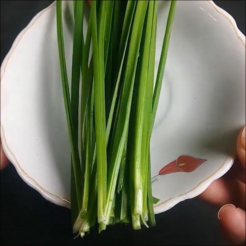 Step 1 Prepare the ingredients for Steamed Chives with Rock Sugar