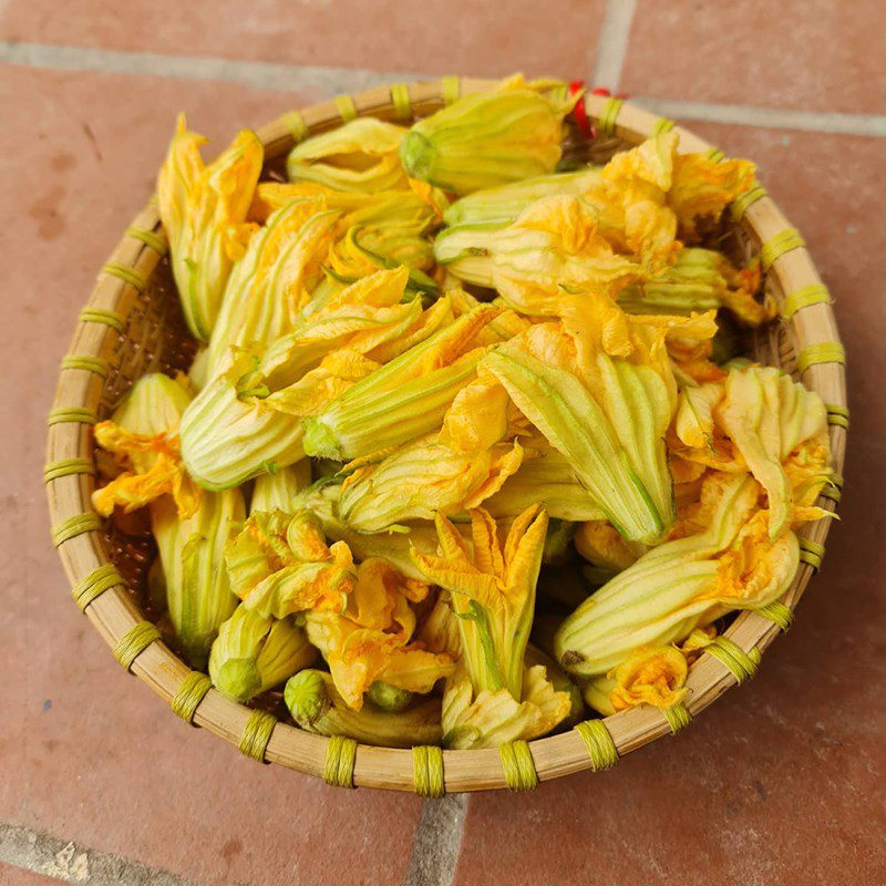 Step 1 Prepare the ingredients for Stir-fried Squash Blossoms with Garlic (Recipe shared by a user)