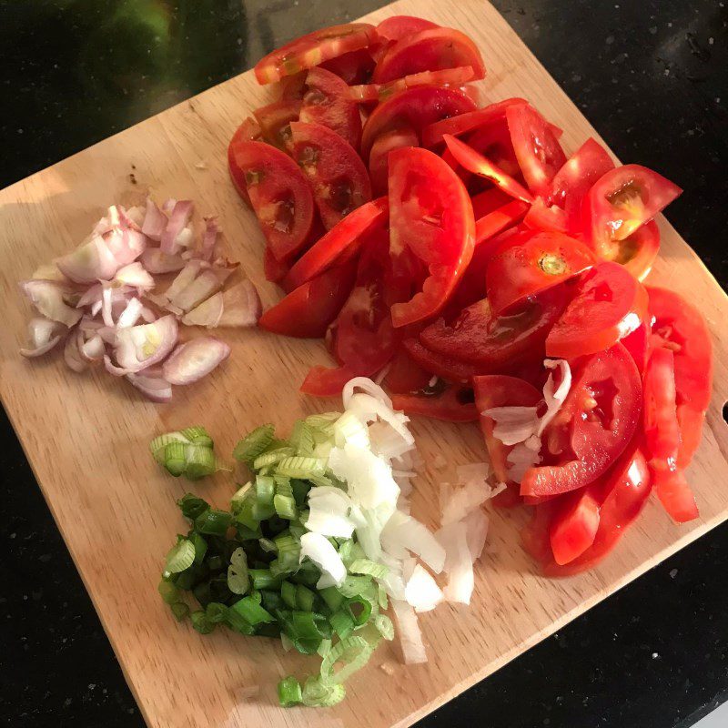 Step 1 Prepare the ingredients for Stir-fried Minced Pork with Tomato