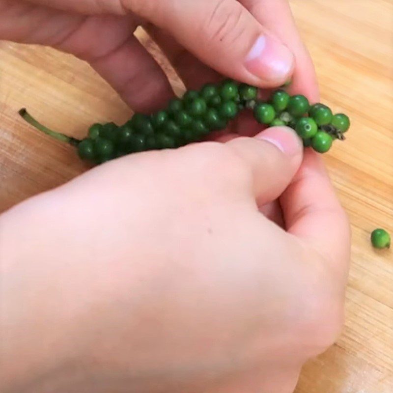 Step 1 Prepare the ingredients for Green Pepper Dipping Sauce