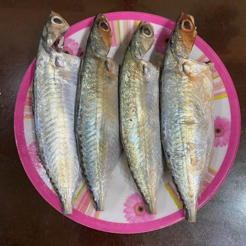 Step 1 Prepare the ingredients for garlic chili mackerel