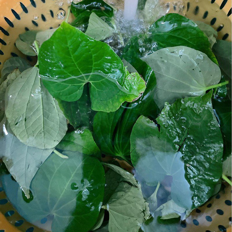 Step 2 Prepare other ingredients for Oyster Soup with Vietnamese Pepper Leaves