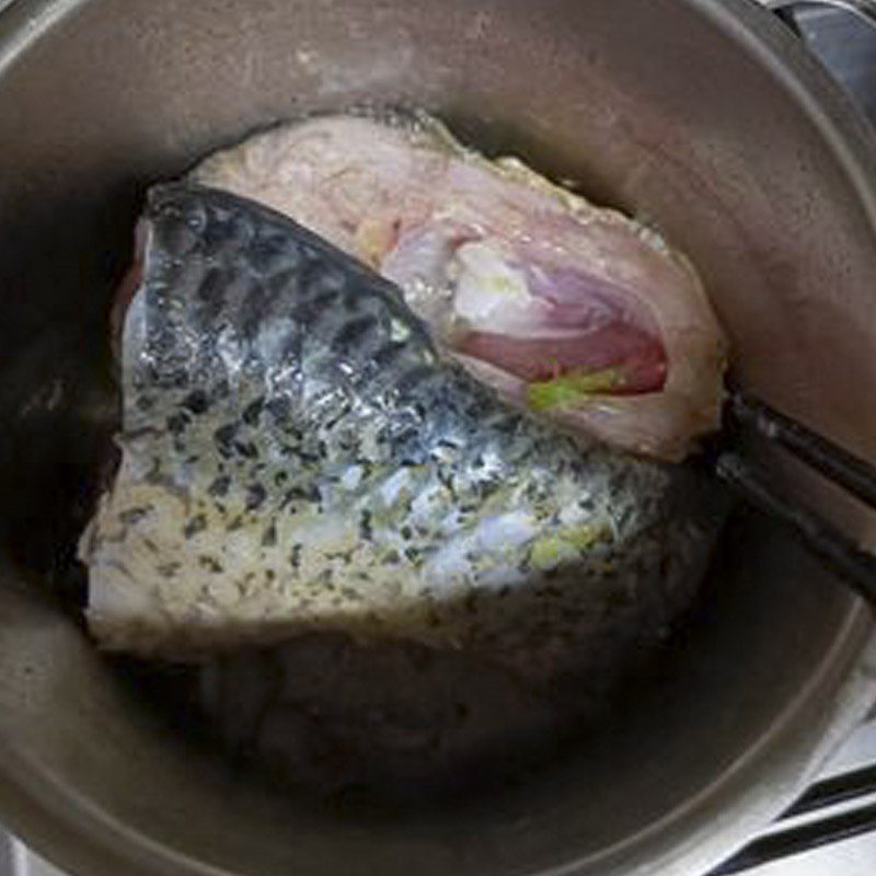 Step 1 Prepare ingredients and fry the fish Fish braised with figs