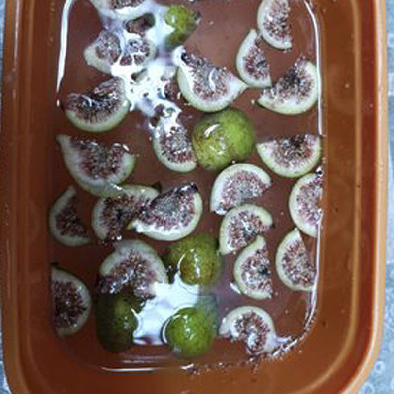 Step 1 Prepare ingredients and fry the fish Fish braised with figs