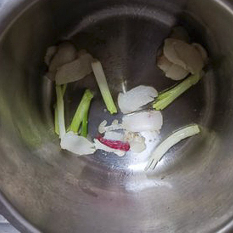 Step 1 Prepare ingredients and fry the fish Fish braised with figs