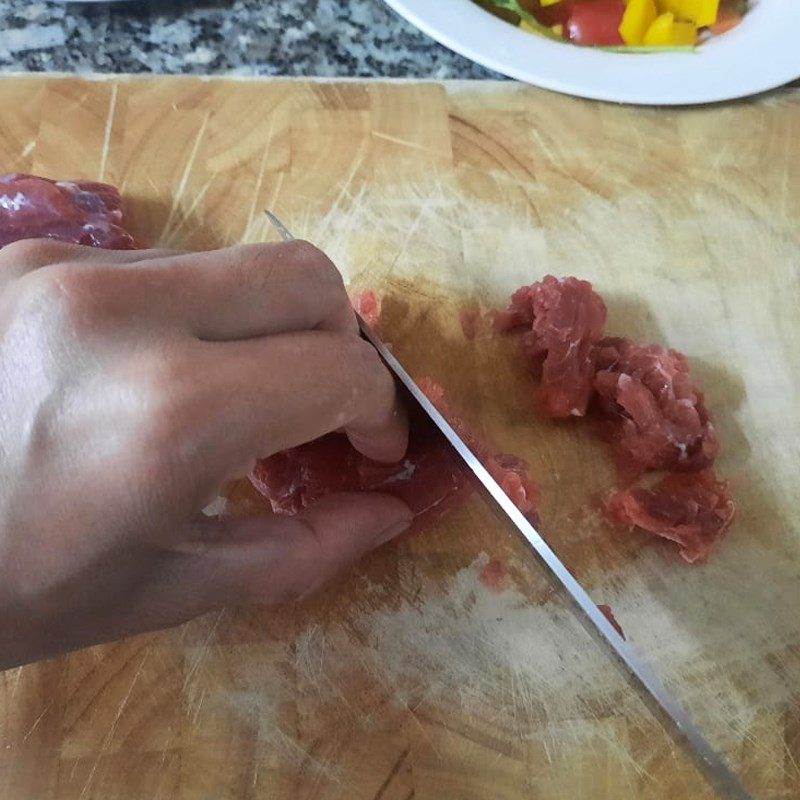 Step 1 Prepare ingredients and marinate the beef Stir-fried Beef with Bell Peppers and Celery