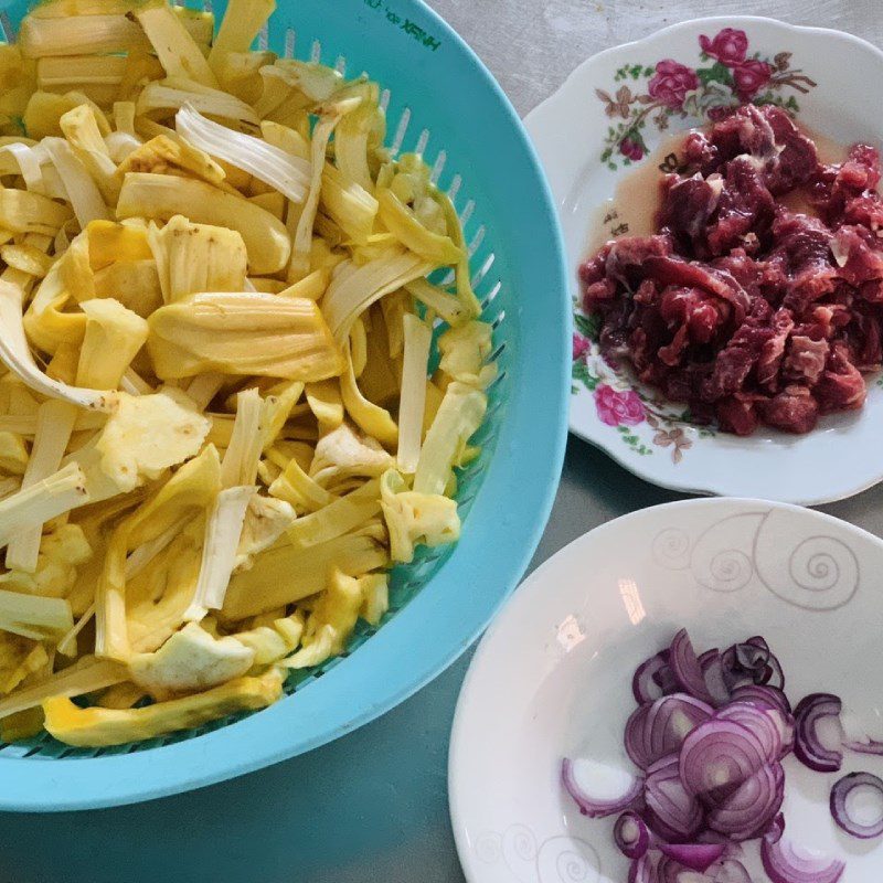 Step 1 Prepare ingredients and marinate beef Jackfruit Fiber Stir-fried with Beef