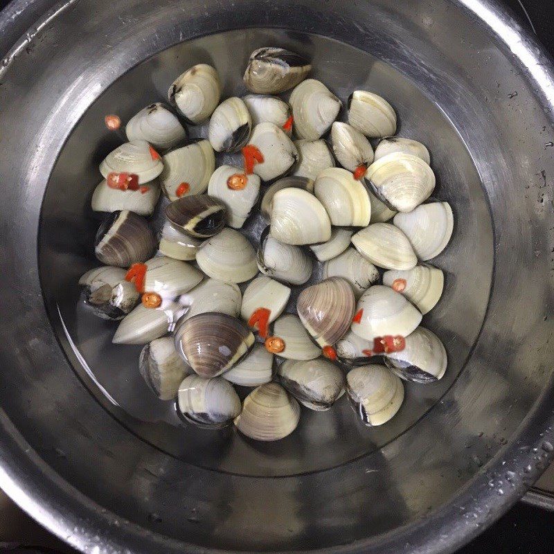 Step 1 Prepare the ingredients for Mung Bean Soup with Clams (recipe shared by a user)