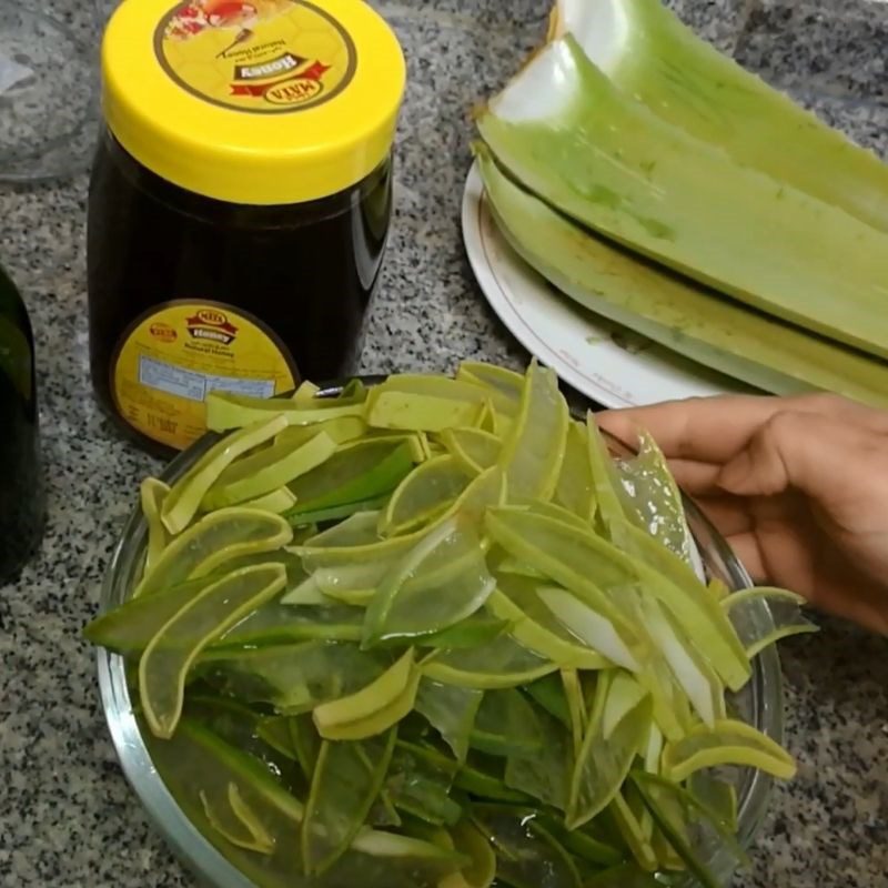 Step 1 Prepare Aloe Vera Aloe Vera with Honey and Alcohol