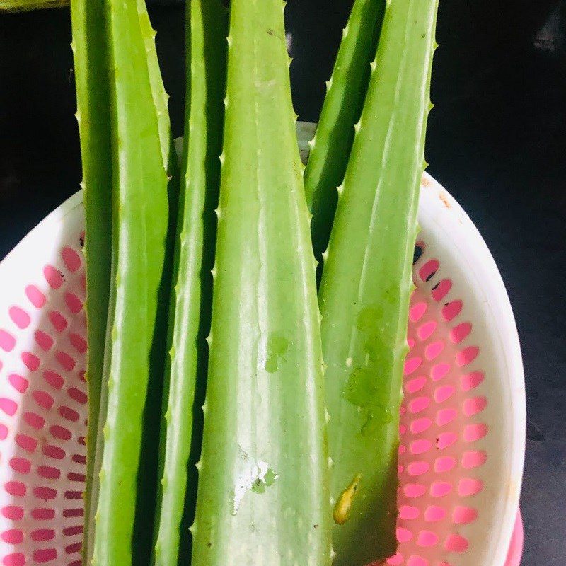 Step 1 Prepare the Aloe Vera for Passion Fruit Yogurt