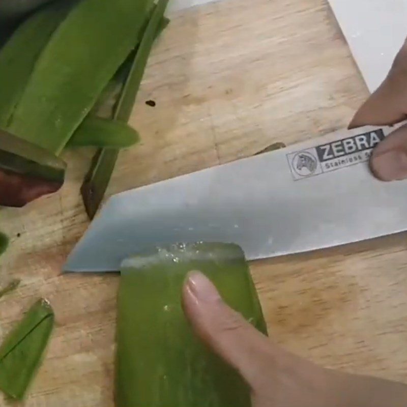 Step 2 Prepare the aloe vera Aloe Vera with red apple chia seeds