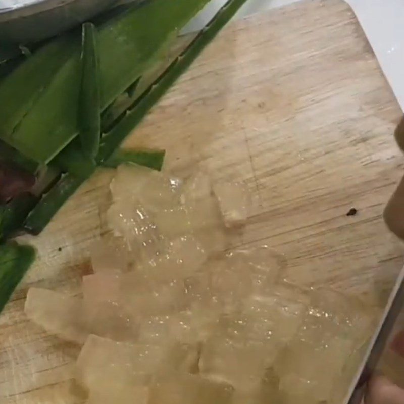 Step 2 Prepare the aloe vera Aloe Vera with red apple chia seeds