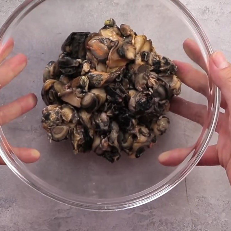 Step 1 Prepare the ingredients for Snail Soup with Perilla Leaves