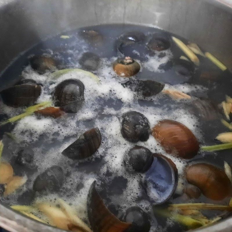 Step 1 Preparing the snails for Crispy Snail Cake