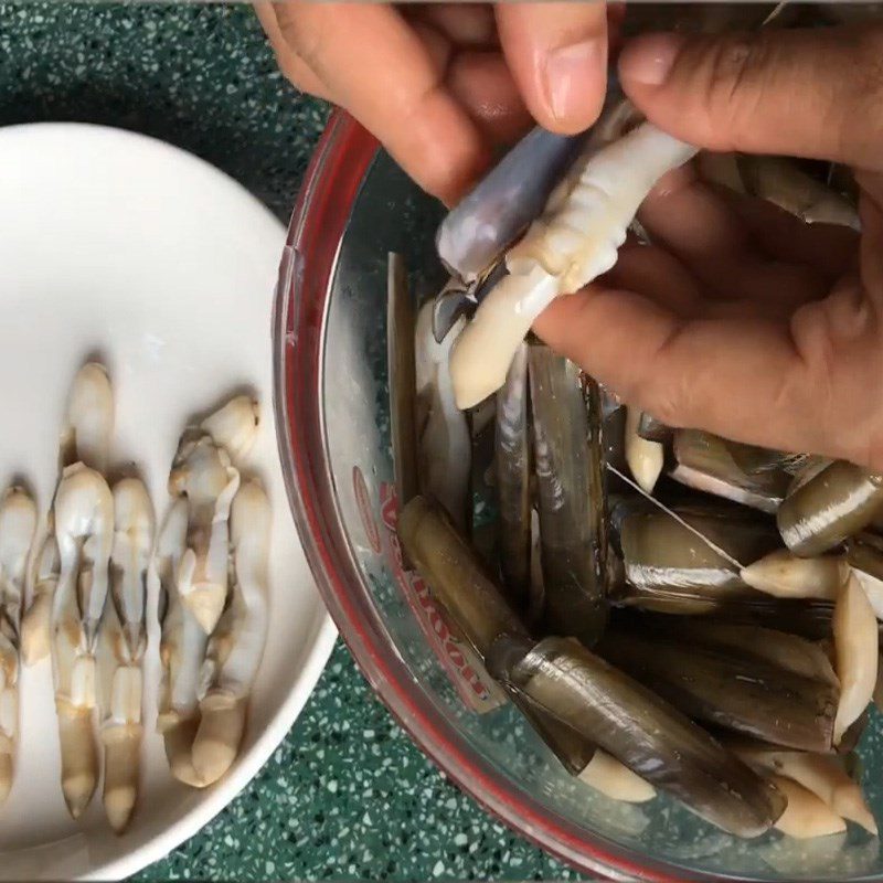 Step 1 Preparing razor clams Stir-fried razor clams with water spinach