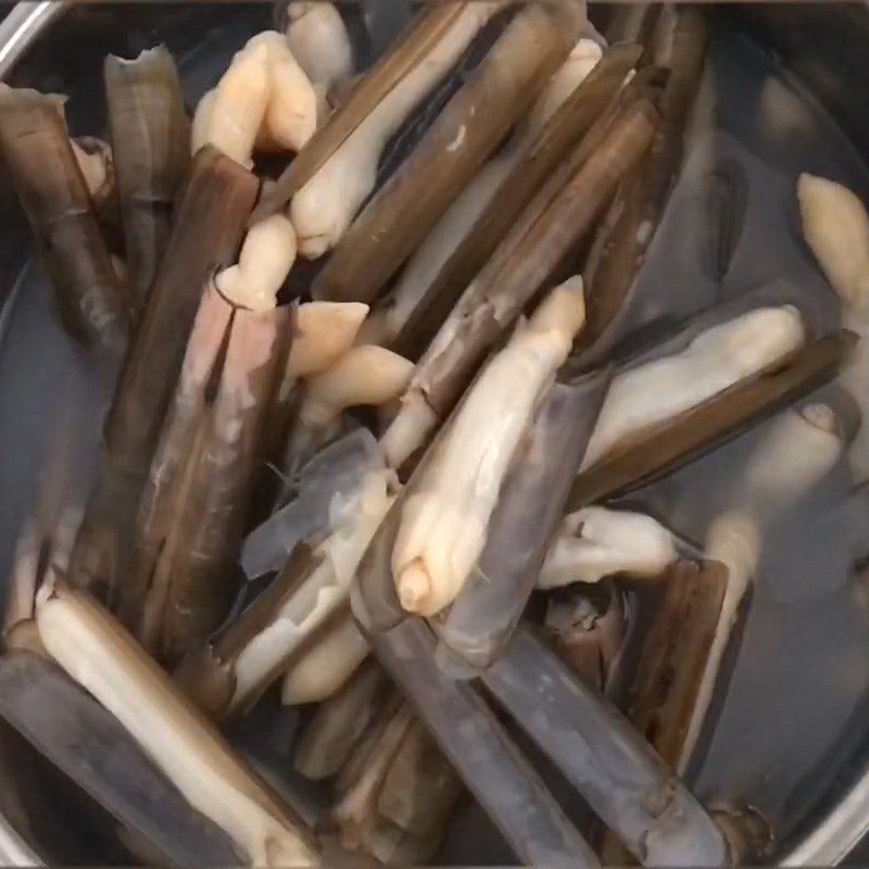 Step 1 Preparing razor clams Stir-fried razor clams with water spinach