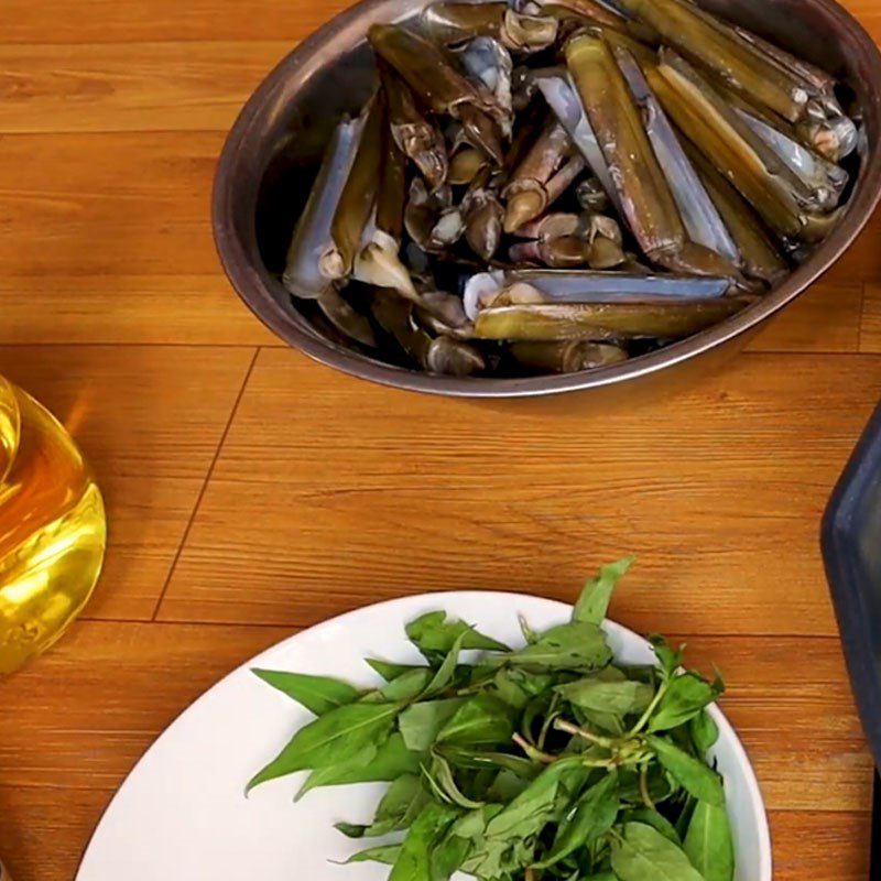 Step 1 Prepare razor clams Razor clams stir-fried with tamarind