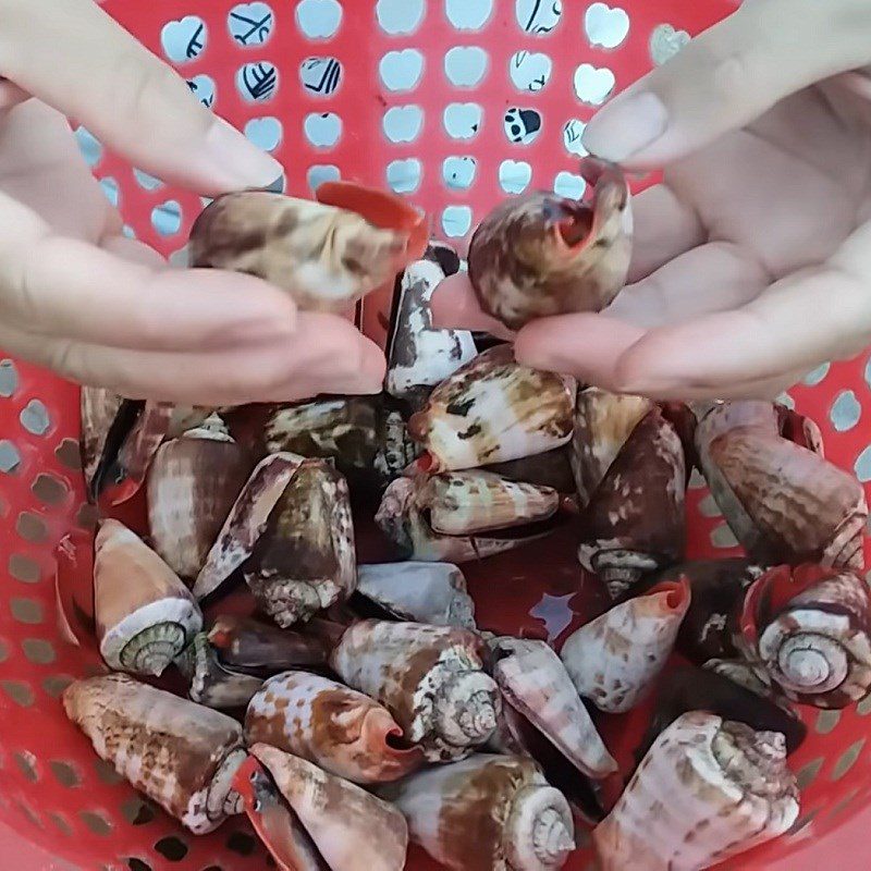 Step 1 Prepare the snails Stir-Fried Snails with Lemongrass and Chili