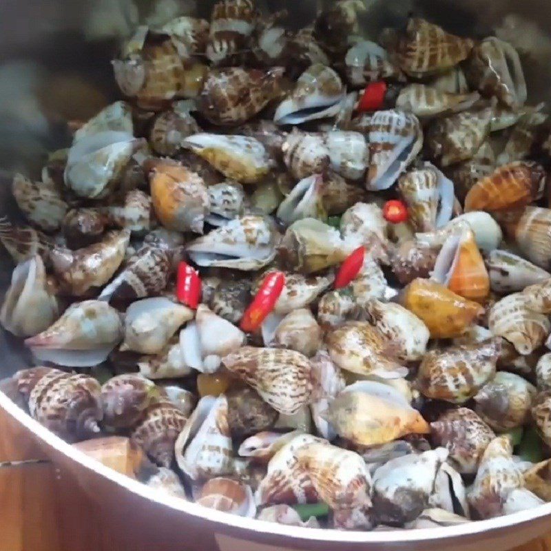 Step 1 Prepare the snails Stir-fried Butter Garlic Snails