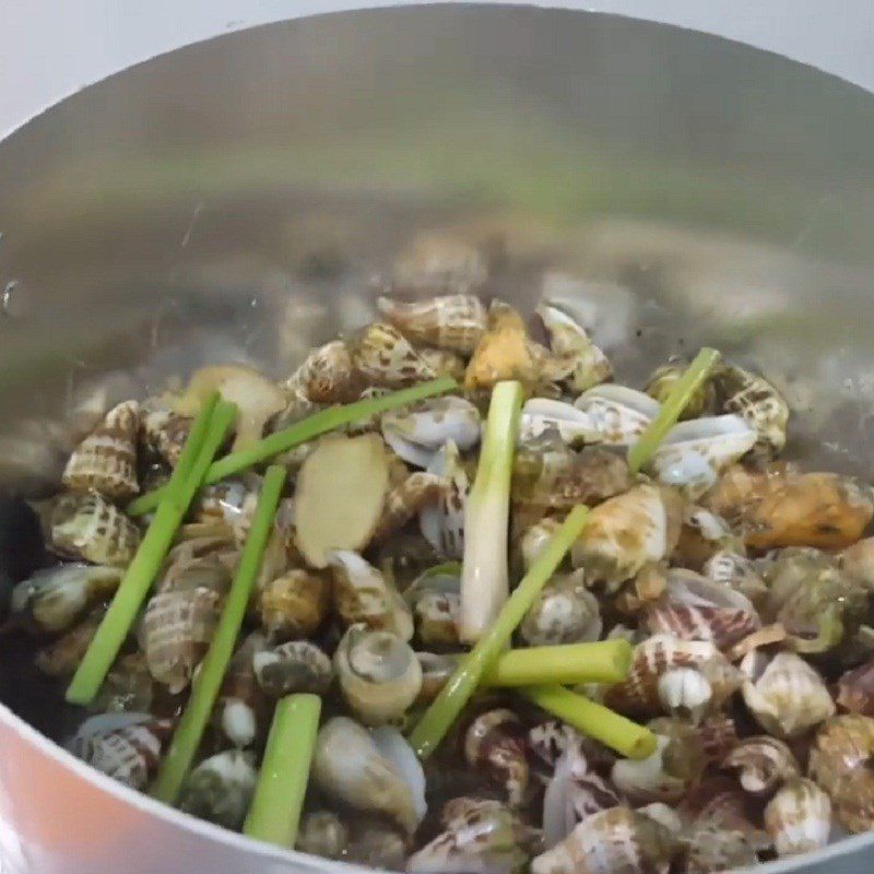 Step 1 Prepare the snails Stir-fried Butter Garlic Snails