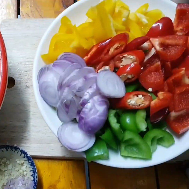 Step 2 Prepare bell peppers for stir-fried beef