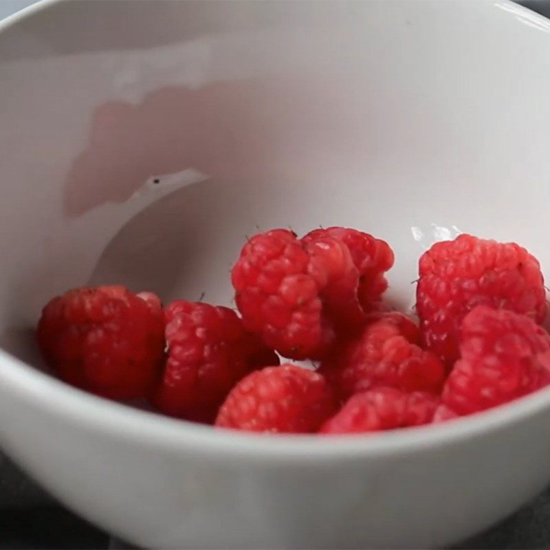 Step 1 Prepare raspberries Raspberry yogurt