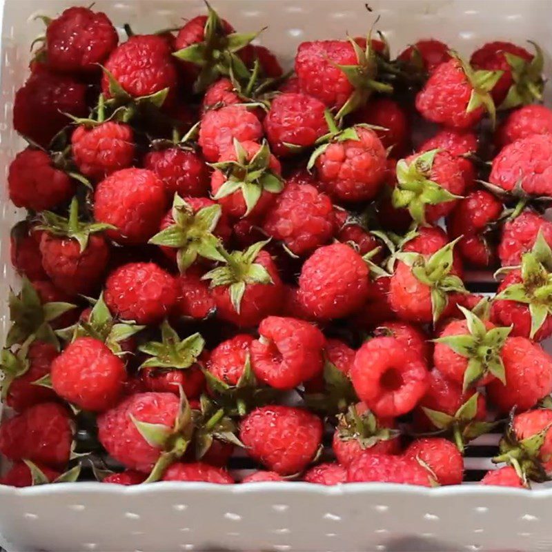 Step 1 Prepare raspberries Raspberry yogurt