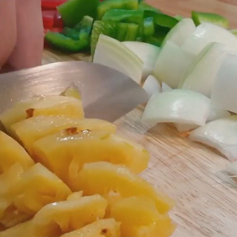 Step 1 Prepare vegetables Sweet and sour chicken stir-fry