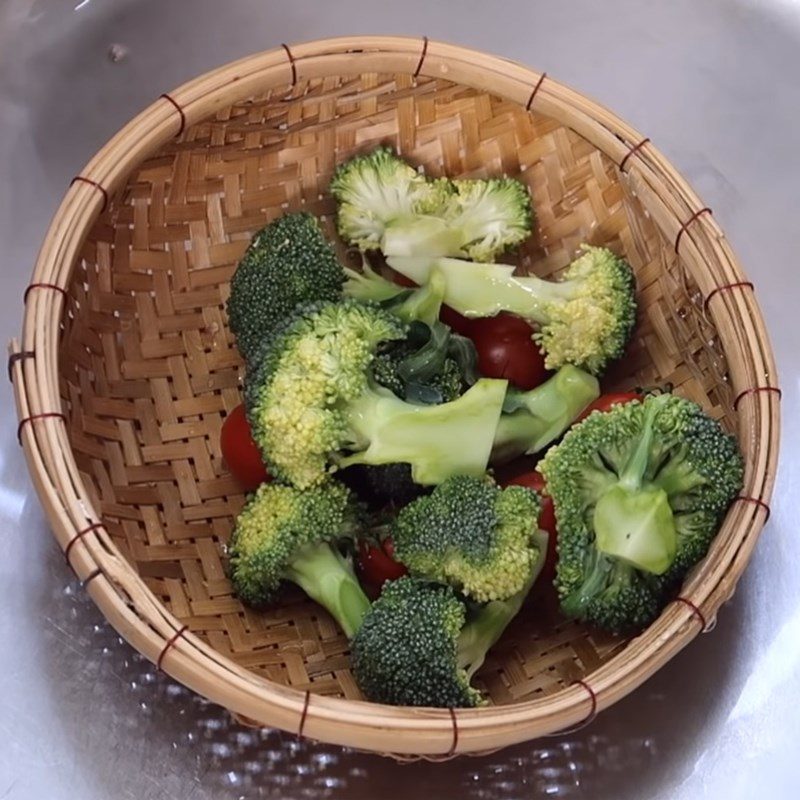 Step 1 Prepare vegetables for Halloween bento