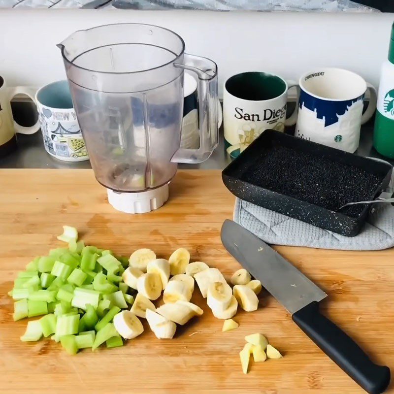 Step 2 Preparation of vegetables and fruits Black sesame banana celery smoothie