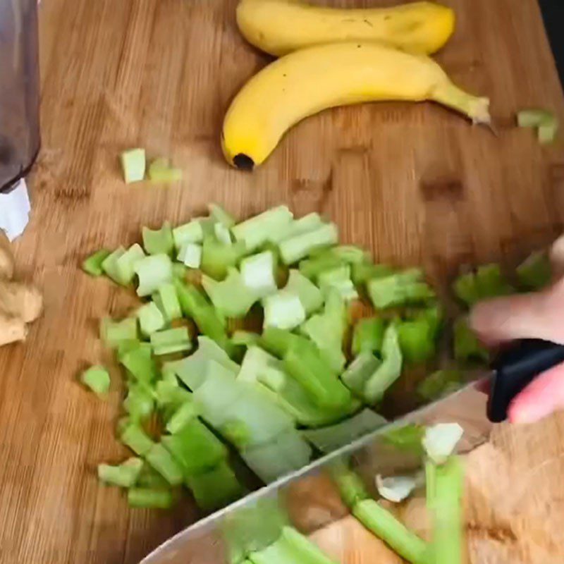 Step 2 Preparation of vegetables and fruits Black sesame banana celery smoothie