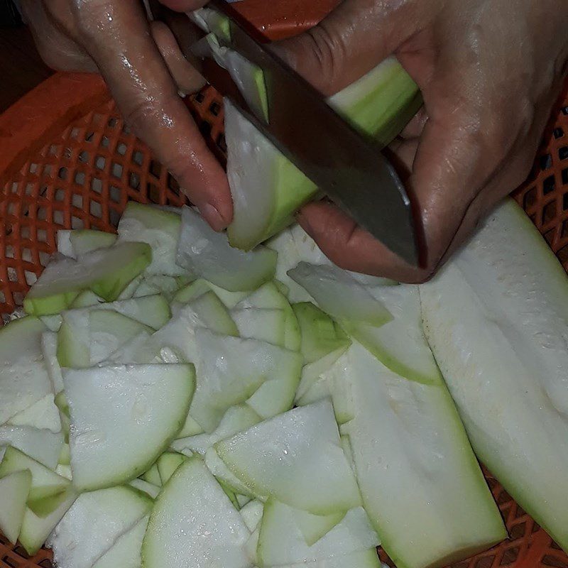 Step 1 Prepare vegetables and fruits for Quail eggs with gourd