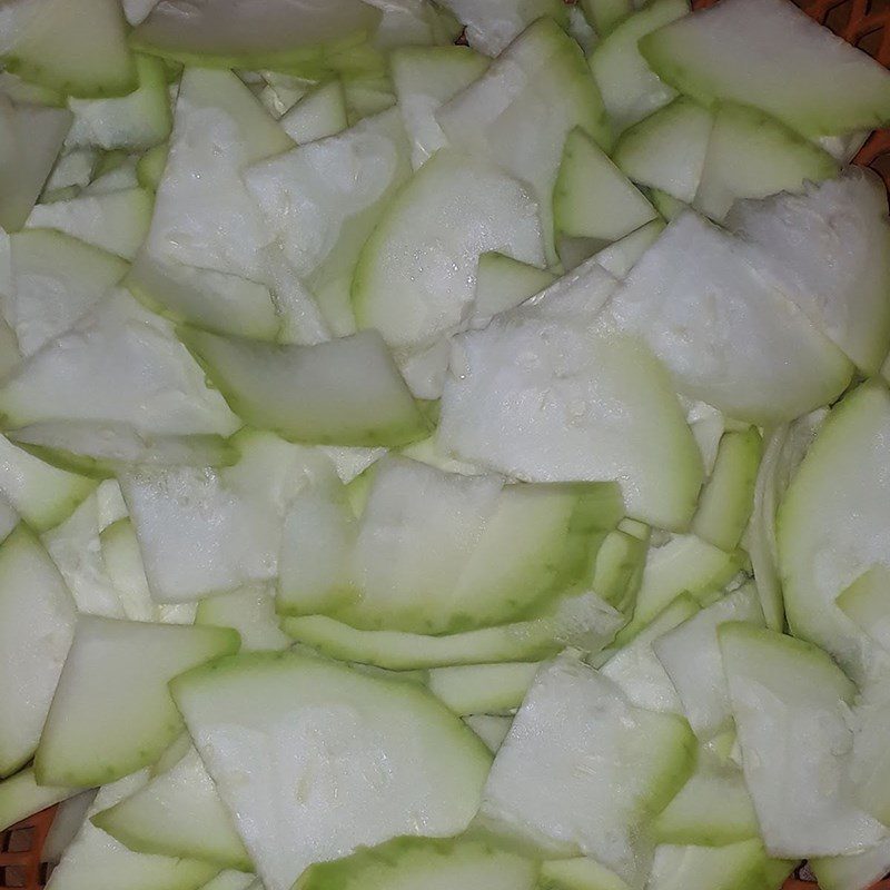 Step 1 Prepare vegetables and fruits for Quail eggs with gourd