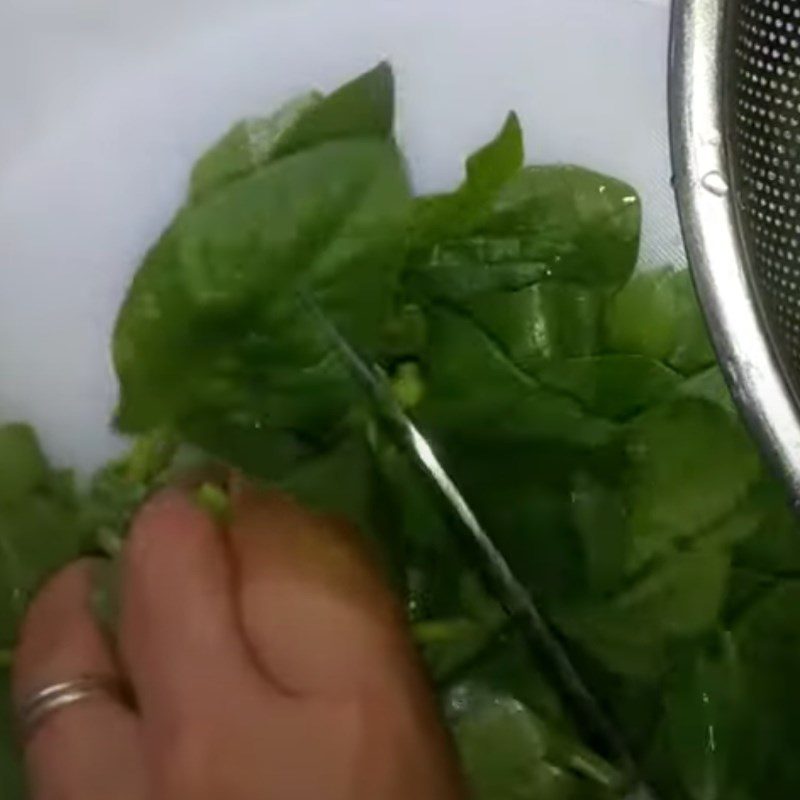 Step 3 Preparing malabar spinach in clam soup