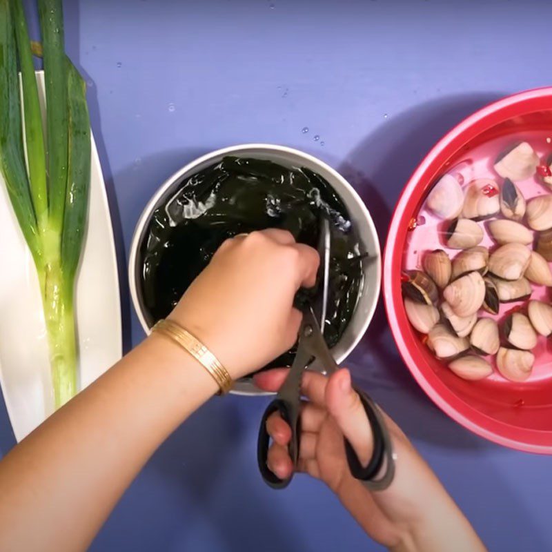 Step 1 Prepare the seaweed for Clam Soup with Seaweed