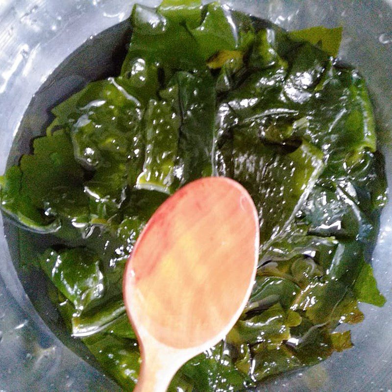 Step 1 Prepare the seaweed for Seaweed Soup with Shrimp Balls