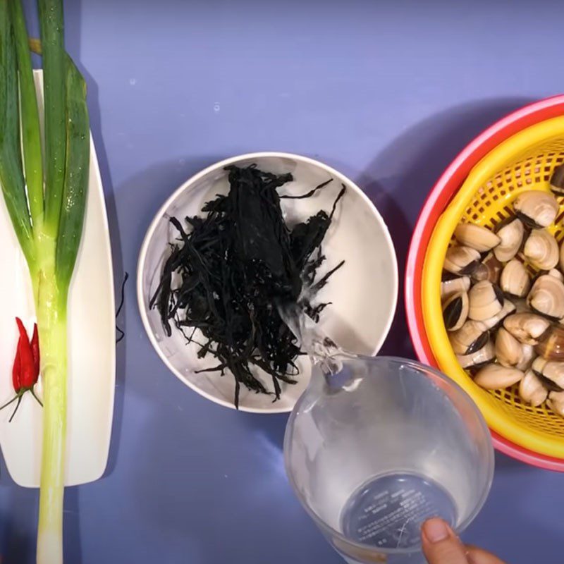 Step 1 Prepare the seaweed for Clam Soup with Seaweed