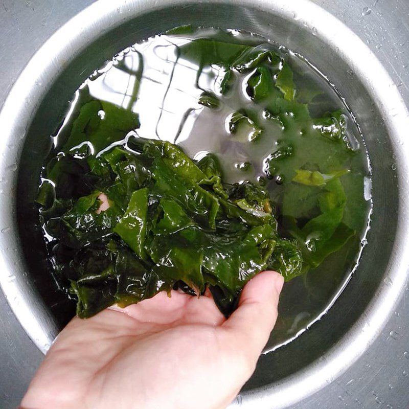 Step 1 Prepare the seaweed for Seaweed Soup with Shrimp Balls