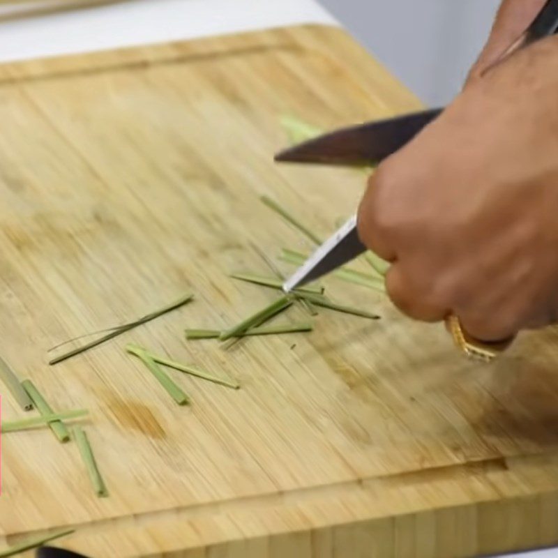 Step 1 Prepare the lemongrass for Lemongrass Honey Tea