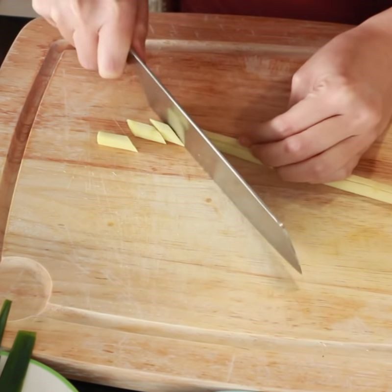 Step 1 Prepare lemongrass and pandan leaves for lemongrass and pandan tea