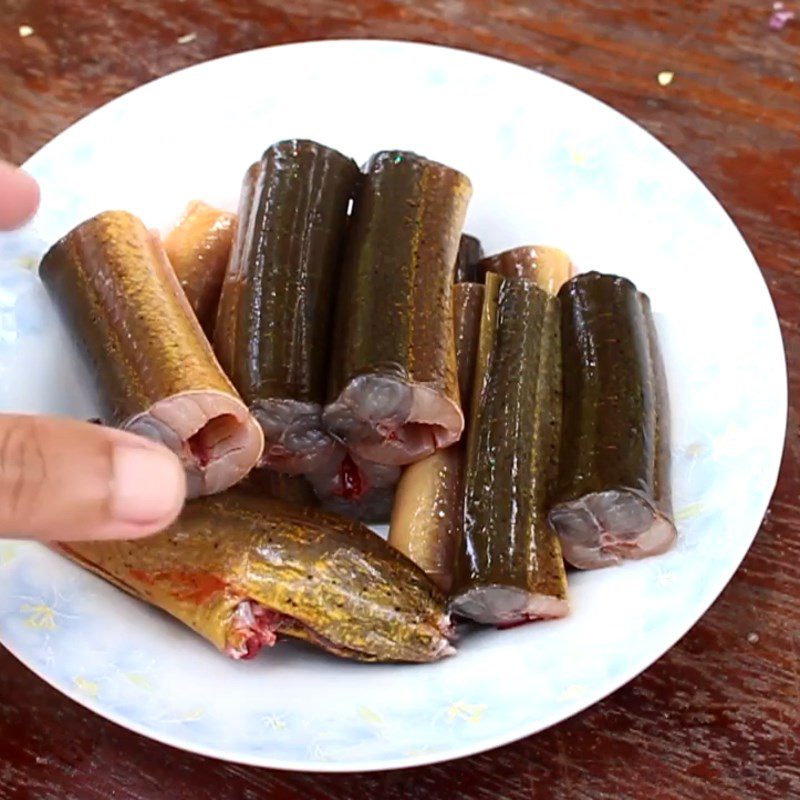 Step 1 Clean the eel Grilled eel with satay